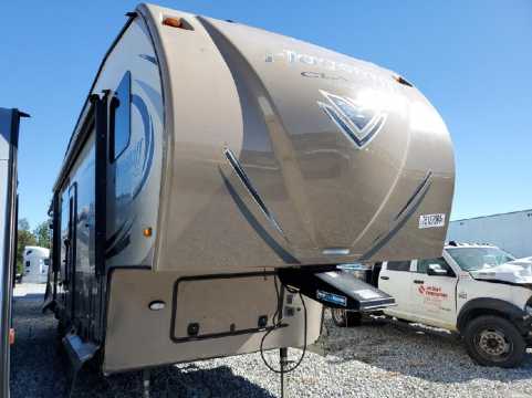 2018 FOREST RIVER Flagstaff Lite Weight Trailers CLASSIC SU VIN 4X4FFLE21J1877882 auction photo
